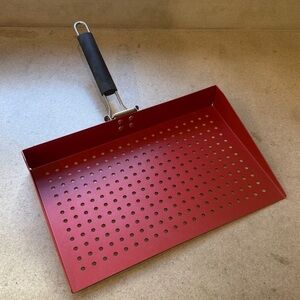 Cooks Essentials BBQ shovel

A few scratches on bottom from storage.